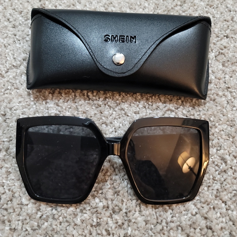 Women's Black Oval Sunglasses With Case